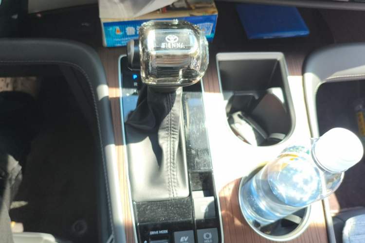 Used Toyota SIENNA 2024 2.5L Hybrid Comfort Edition Gear Lever