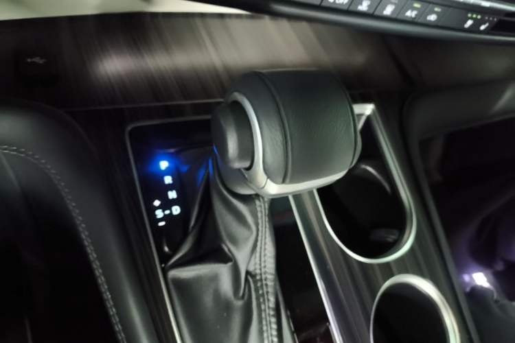 Used Toyota SIENNA 2024 2.5L Hybrid Luxury Edition Gear Lever