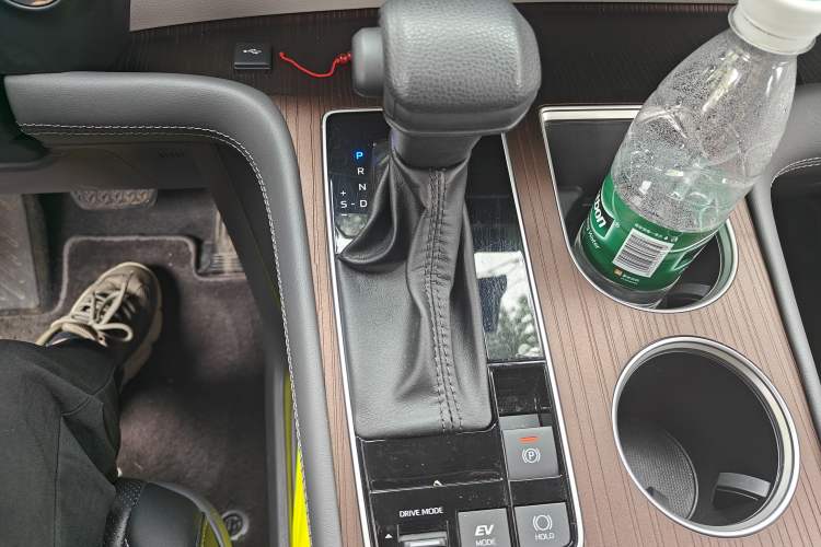 Used Toyota SIENNA 2024 2.5L Hybrid Comfort Edition Gear Lever