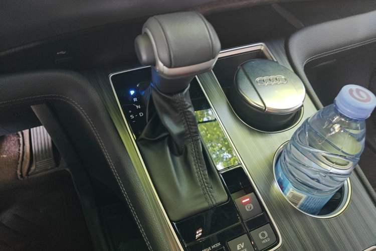 Used Toyota SIENNA 2024 2.5L Hybrid Luxury Edition Gear Lever
