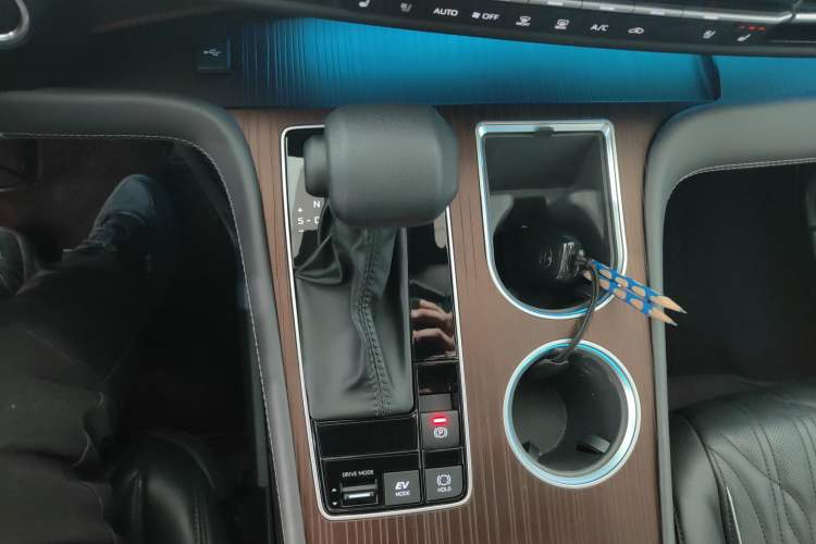 Used Toyota SIENNA 2024 2.5L Hybrid Comfort Edition Gear Lever