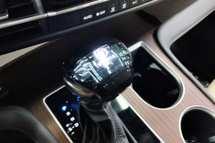 Used Toyota SIENNA 2024 2.5L Hybrid Comfort Edition Gear Lever