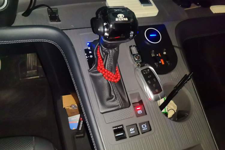 Used Toyota SIENNA 2024 2.5L Hybrid Platinum Edition Gear Lever
