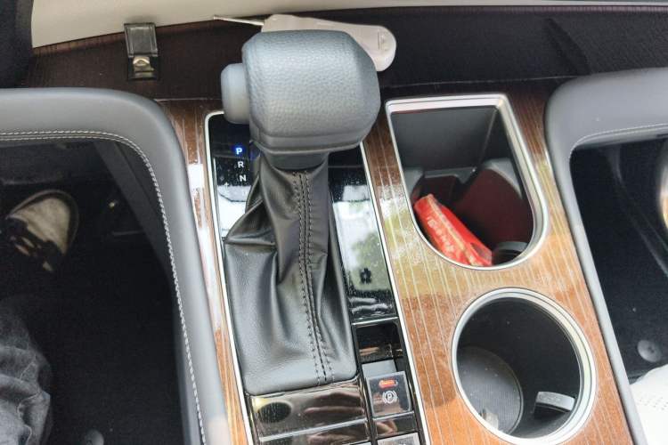 Used Toyota SIENNA 2024 2.5L Hybrid Comfort Edition Gear Lever