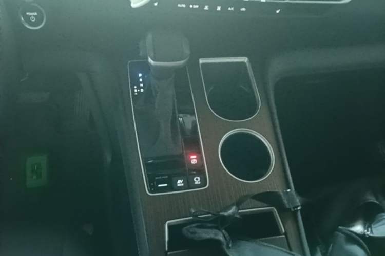 Used Toyota SIENNA 2024 2.5L Hybrid Luxury Edition Gear Lever
