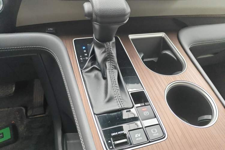 Used Toyota SIENNA 2024 2.5L Hybrid Comfort Edition Gear Lever