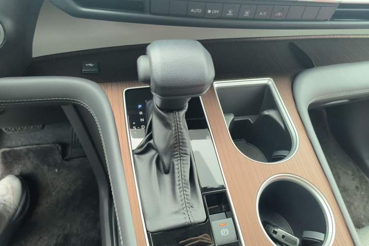Used Toyota SIENNA 2024 2.5L Hybrid Comfort Edition Gear Lever