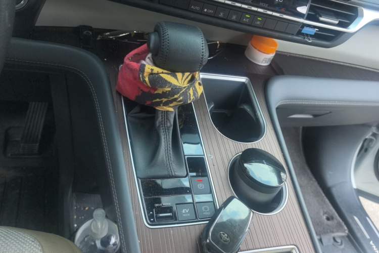 Used Toyota SIENNA 2024 2.5L Hybrid Comfort Edition Gear Lever