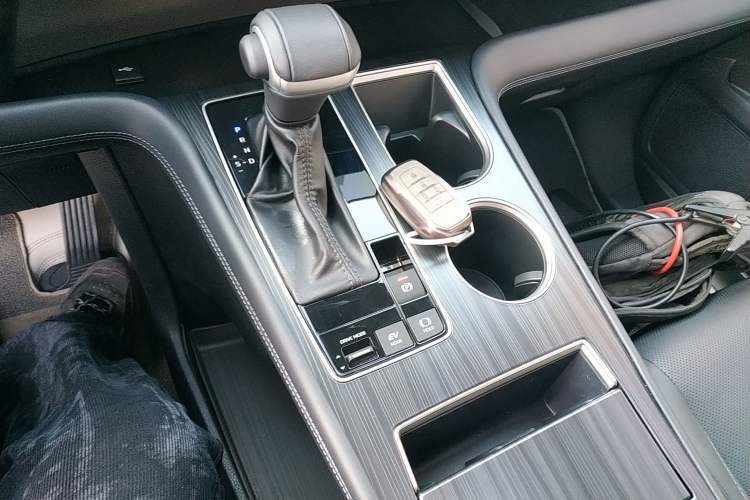Used Toyota SIENNA 2024 2.5L Hybrid Luxury Edition Gear Lever