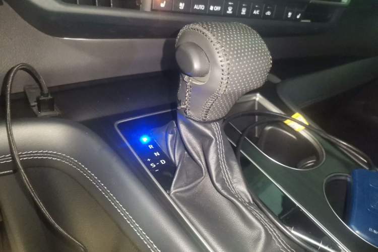 Used Toyota SIENNA 2024 2.5L Hybrid Luxury Edition Gear Lever