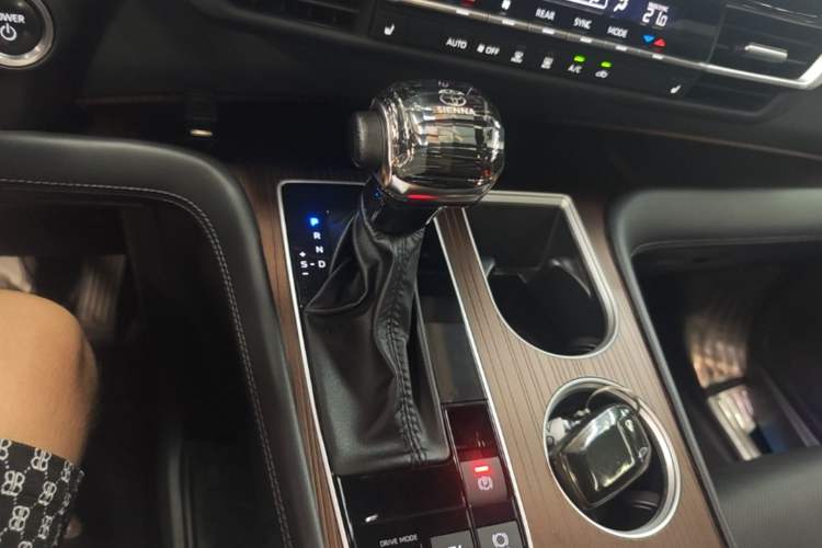 Used Toyota SIENNA 2024 2.5L Hybrid Luxury Edition Gear Lever