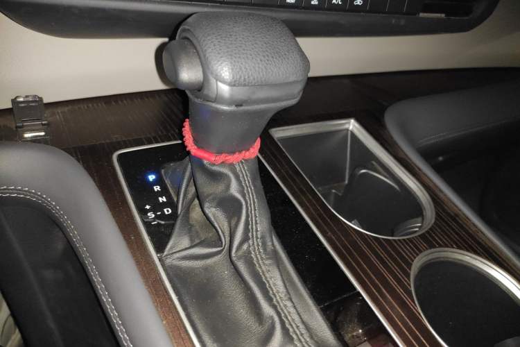 Used Toyota SIENNA 2024 2.5L Hybrid Comfort Edition Gear Lever