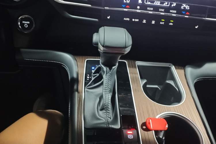 Used Toyota SIENNA 2024 2.5L Hybrid Luxury Edition Gear Lever