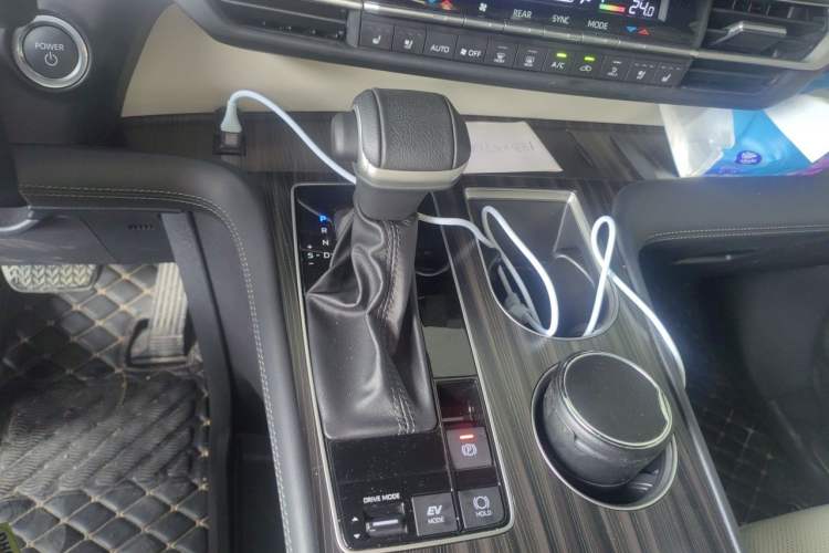 Used Toyota SIENNA 2024 2.5L Hybrid Platinum Edition Gear Lever