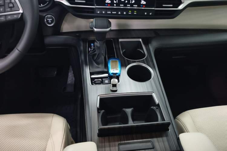 Used Toyota SIENNA 2024 2.5L Hybrid Luxury Edition Gear Lever
