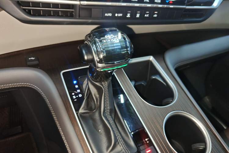 Used Toyota SIENNA 2024 2.5L Hybrid Comfort Edition Gear Lever