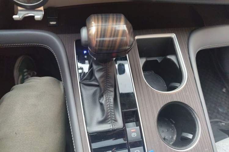 Used Toyota SIENNA 2024 2.5L Hybrid Comfort Edition Gear Lever