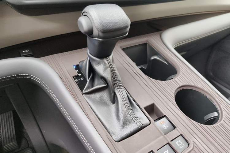 Used Toyota SIENNA 2024 2.5L Hybrid Comfort Edition Gear Lever