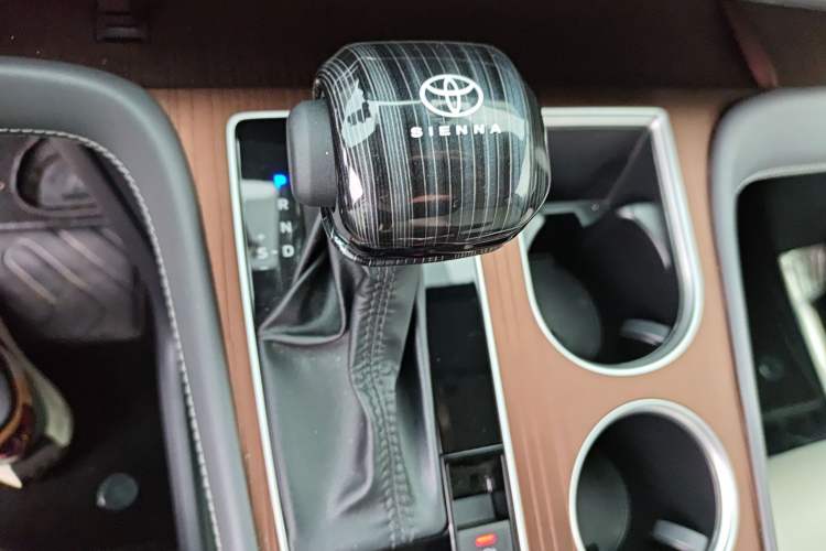 Used Toyota SIENNA 2024 2.5L Hybrid Comfort Edition Gear Lever