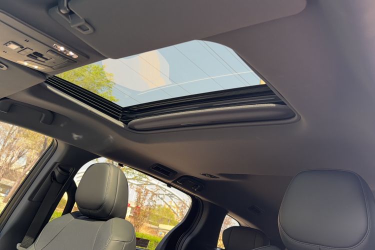 Used Toyota SIENNA 2024 2.5L Hybrid Four-Wheel Drive Prestige Edition Headliner