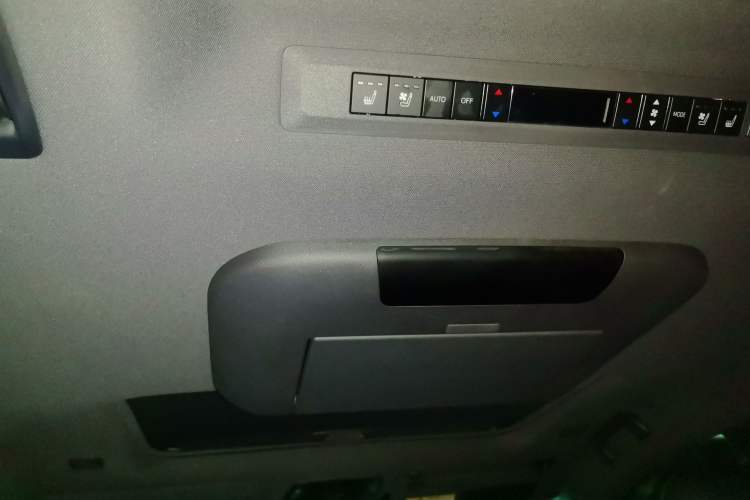 Used Toyota SIENNA 2024 2.5L Hybrid Platinum Edition Headliner