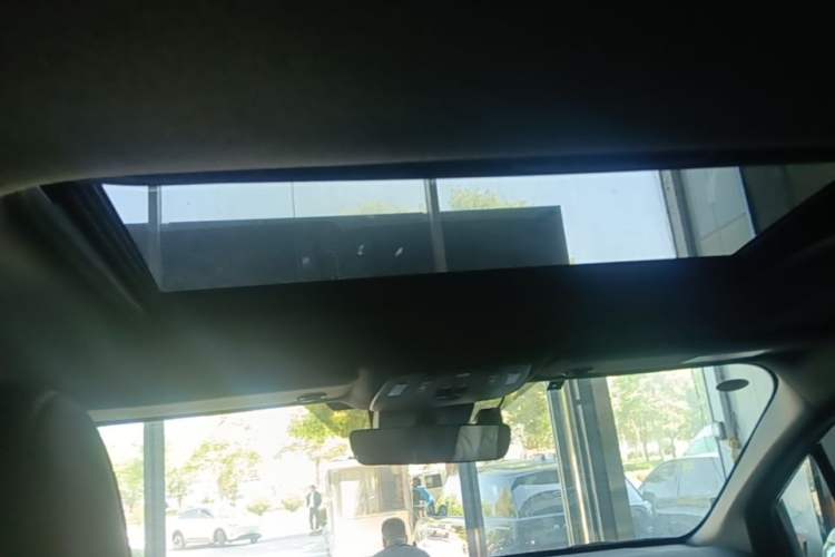 Used Toyota SIENNA 2024 2.5L Hybrid Luxury Edition Headliner