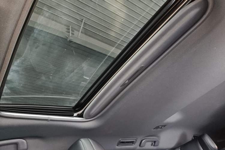 Used Toyota SIENNA 2024 2.5L Hybrid Four-Wheel Drive Prestige Edition Headliner