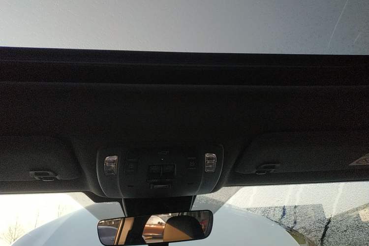 Used Toyota SIENNA 2024 2.5L Hybrid Luxury Edition Headliner