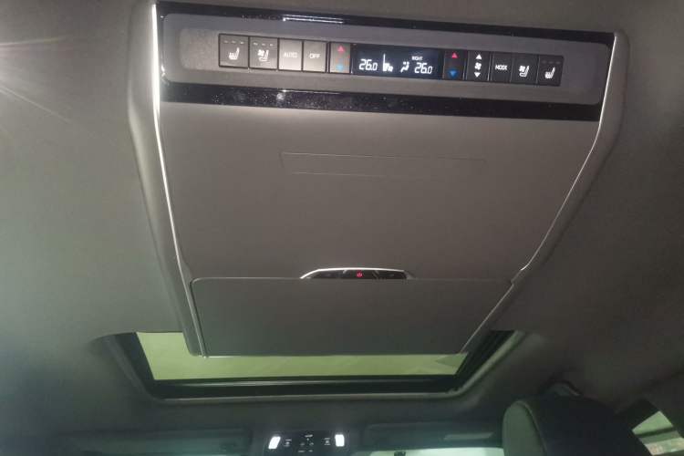 Used Toyota SIENNA 2024 2.5L Hybrid Luxury Edition Headliner