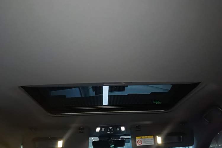 Used Toyota SIENNA 2024 2.5L Hybrid Luxury Edition Headliner