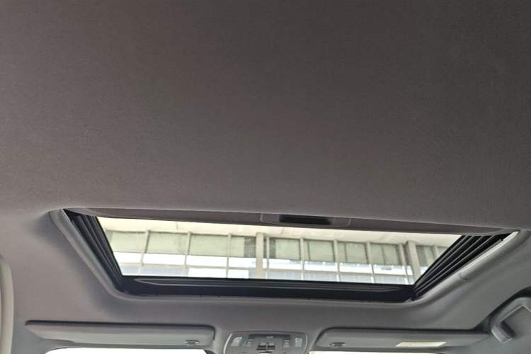 Used Toyota SIENNA 2024 2.5L Hybrid Four-Wheel Drive Prestige Edition Headliner