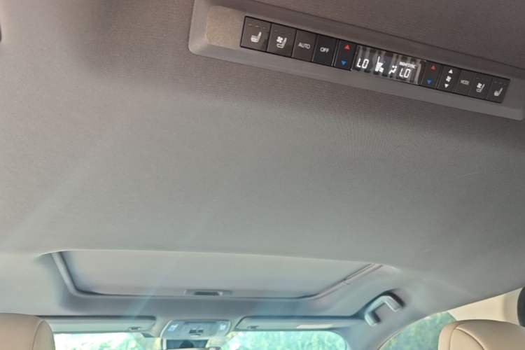 Used Toyota SIENNA 2024 2.5L Hybrid Four-Wheel Drive Prestige Edition Headliner