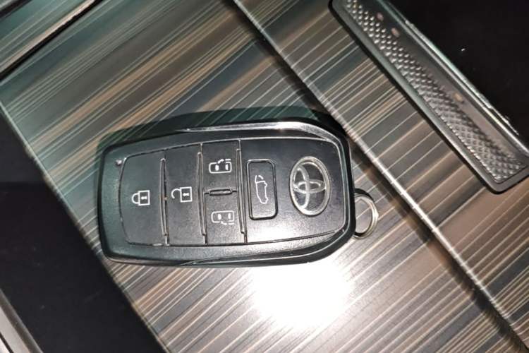 Used Toyota SIENNA 2024 2.5L Hybrid Platinum Edition Interior 1
