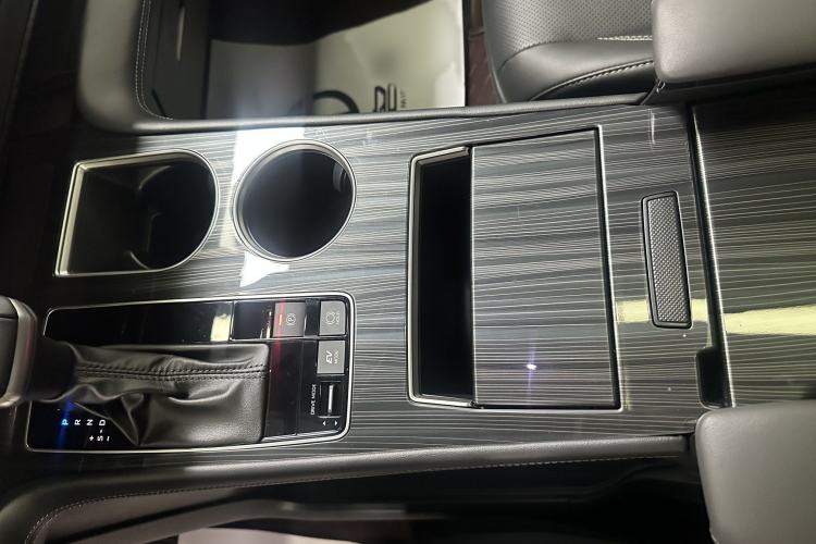 Used Toyota SIENNA 2024 2.5L Hybrid Platinum Edition Interior 1