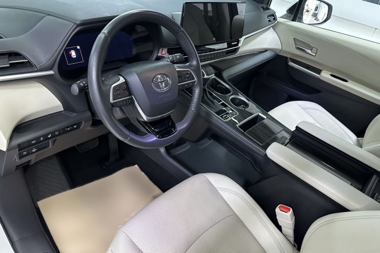 Used Toyota SIENNA 2024 2.5L Hybrid Platinum Edition Interior 1