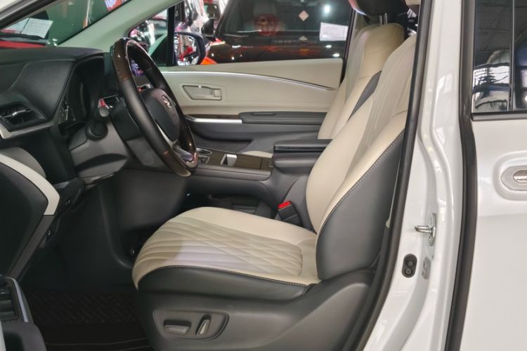 Used Toyota SIENNA 2024 2.5L Hybrid Comfort Edition Interior 1