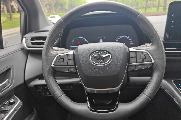 Used Toyota SIENNA 2024 2.5L Hybrid Four-Wheel Drive Prestige Edition Interior 10