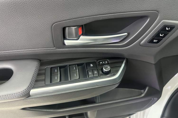 Used Toyota SIENNA 2024 2.5L Hybrid Platinum Edition Interior 10