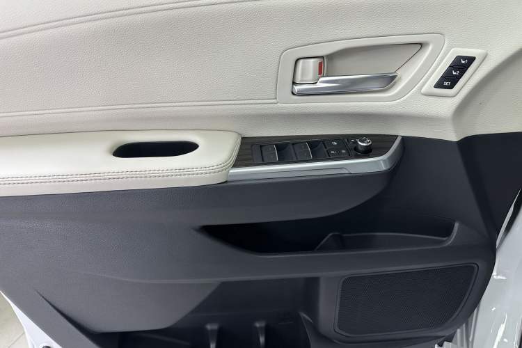 Used Toyota SIENNA 2024 2.5L Hybrid Platinum Edition Interior 10