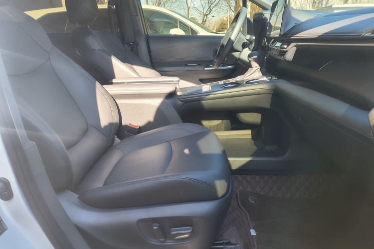 Used Toyota SIENNA 2024 2.5L Hybrid Four-Wheel Drive Prestige Edition Interior 10