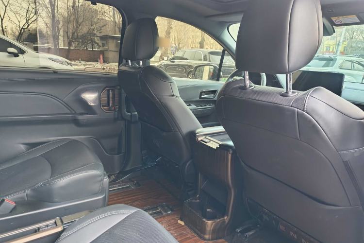Used Toyota SIENNA 2024 2.5L Hybrid Four-Wheel Drive Prestige Edition Interior 11