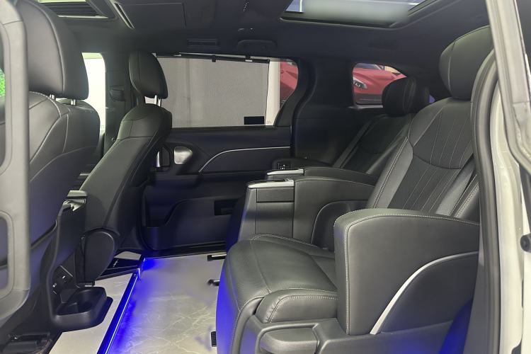 Used Toyota SIENNA 2024 2.5L Hybrid Platinum Edition Interior 11