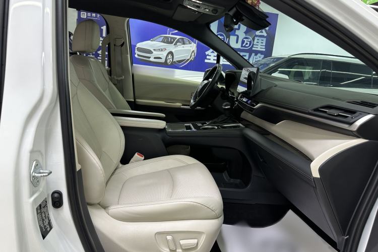 Used Toyota SIENNA 2024 2.5L Hybrid Platinum Edition Interior 11