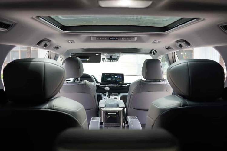 Used Toyota SIENNA 2024 2.5L Hybrid Ultimate Edition Interior 11