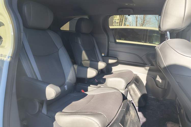 Used Toyota SIENNA 2024 2.5L Hybrid Four-Wheel Drive Prestige Edition Interior 11