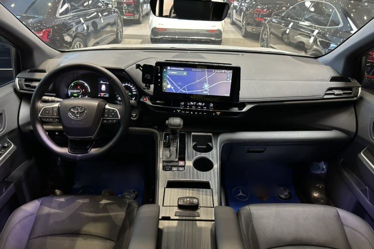 Used Toyota SIENNA 2024 2.5L Hybrid Four-Wheel Drive Prestige Edition Interior 12
