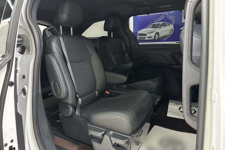 Used Toyota SIENNA 2024 2.5L Hybrid Four-Wheel Drive Luxury Edition Interior 12