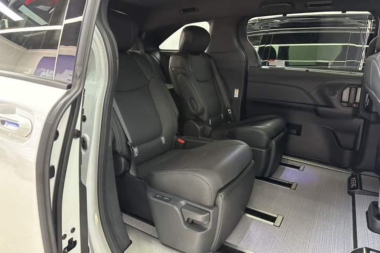 Used Toyota SIENNA 2024 2.5L Hybrid Four-Wheel Drive Prestige Edition Interior 12