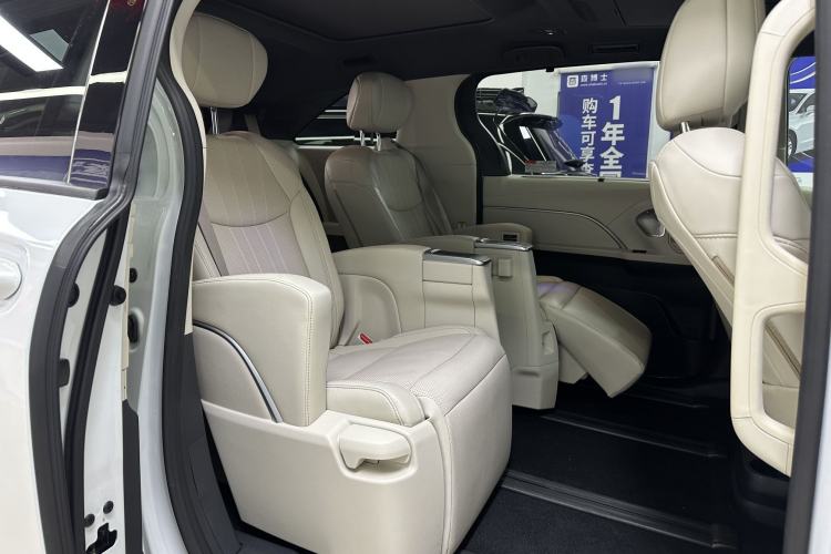Used Toyota SIENNA 2024 2.5L Hybrid Platinum Edition Interior 12
