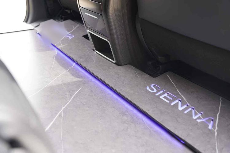 Used Toyota SIENNA 2024 2.5L Hybrid Ultimate Edition Interior 12
